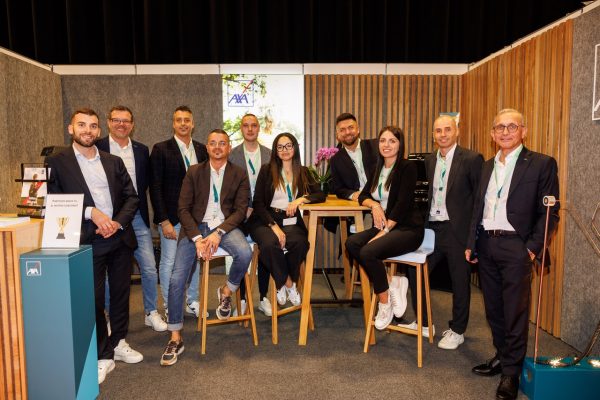 Il team di un'azienda espositrice allo stand di EspoVerbano 2024