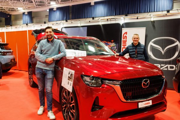 Esposizione di automobili allo stand di un concessionario a EspoVerbano