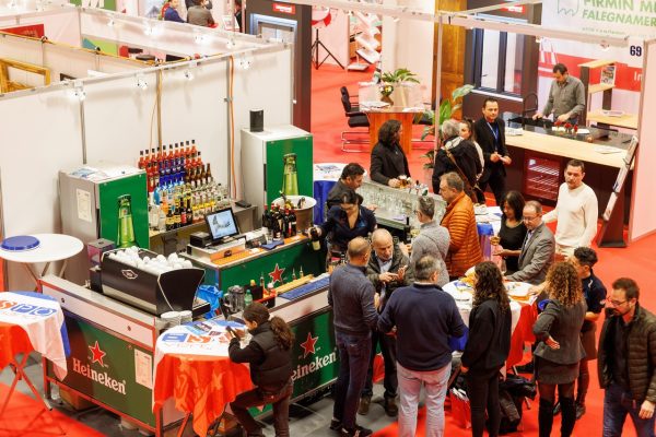 Visitatori tra gli stand di EspoVerbano 2024 al Palexpo FEVI di Locarno