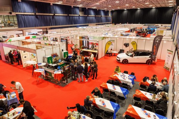 Vista dall'alto degli stand e dell'area gastronomia di EspoVerbano al Palexpo FEVI di Locarno