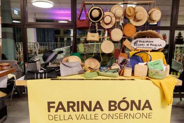 Bancarelle delle associazioni al primo piano di EspoVerbano