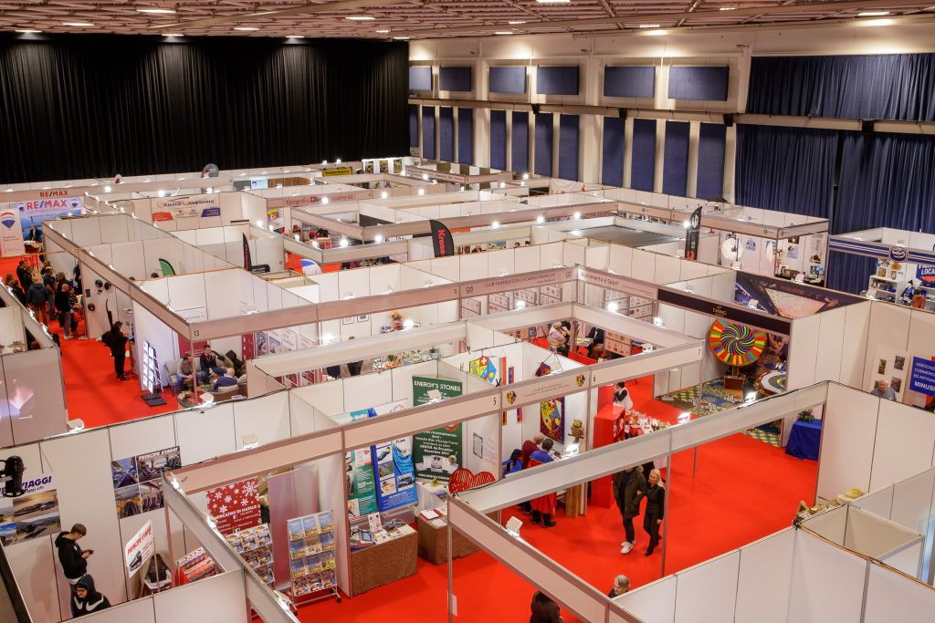 Panoramica degli stand e dei visitatori di EspoVerbano al Palexpo FEVI