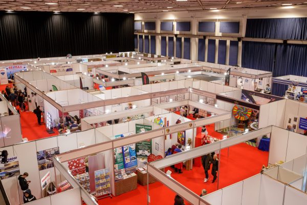 Panoramica degli stand e dei visitatori di EspoVerbano al Palexpo FEVI