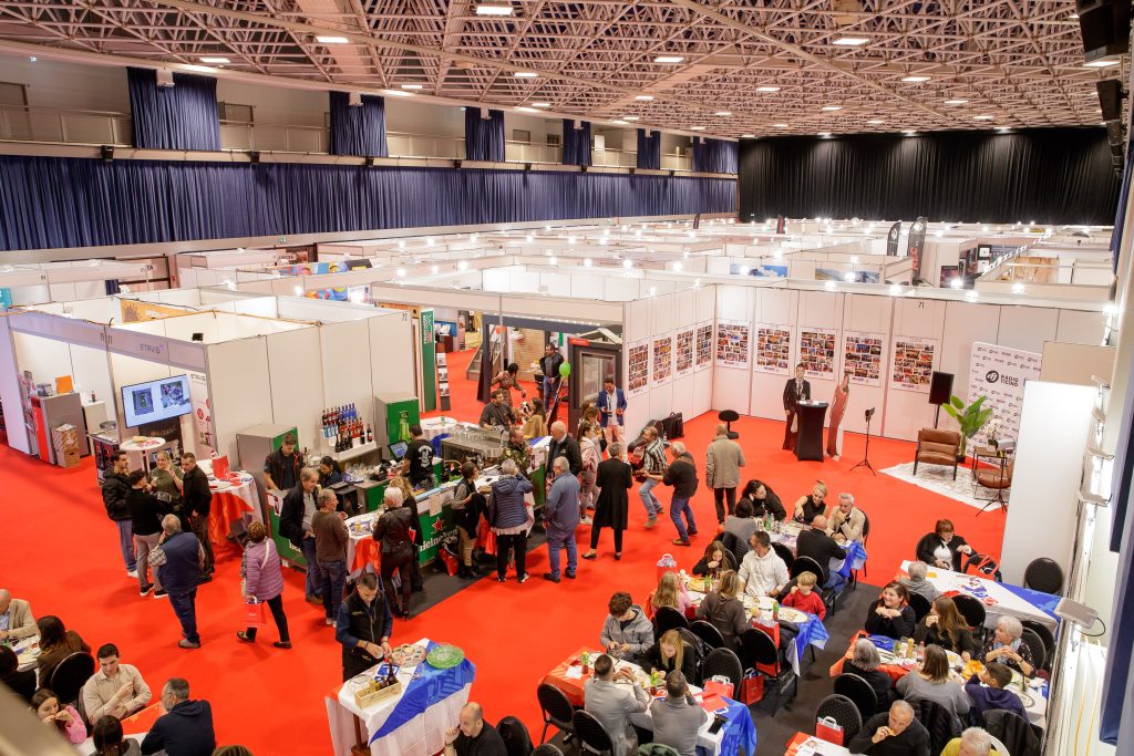 Visitatori nell'area gastronomia e tra gli stand di EspoVerbano