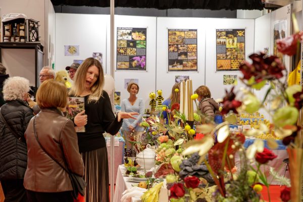 Visitatori a uno stand con fiori e decorazioni a EspoVerbano