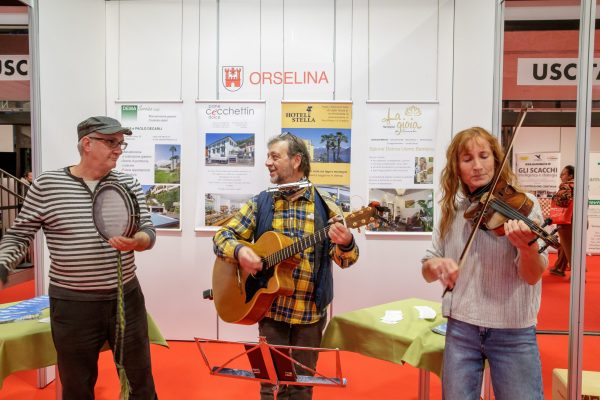 Musicisti popolari tra gli stand di EspoVerbano