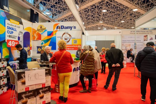 Visitatori agli stand commerciali di EspoVerbano