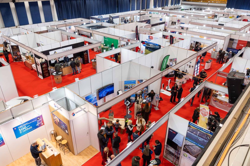 Vista dall'alto degli stand di EspoVerbano al Palexpo FEVI di Locarno