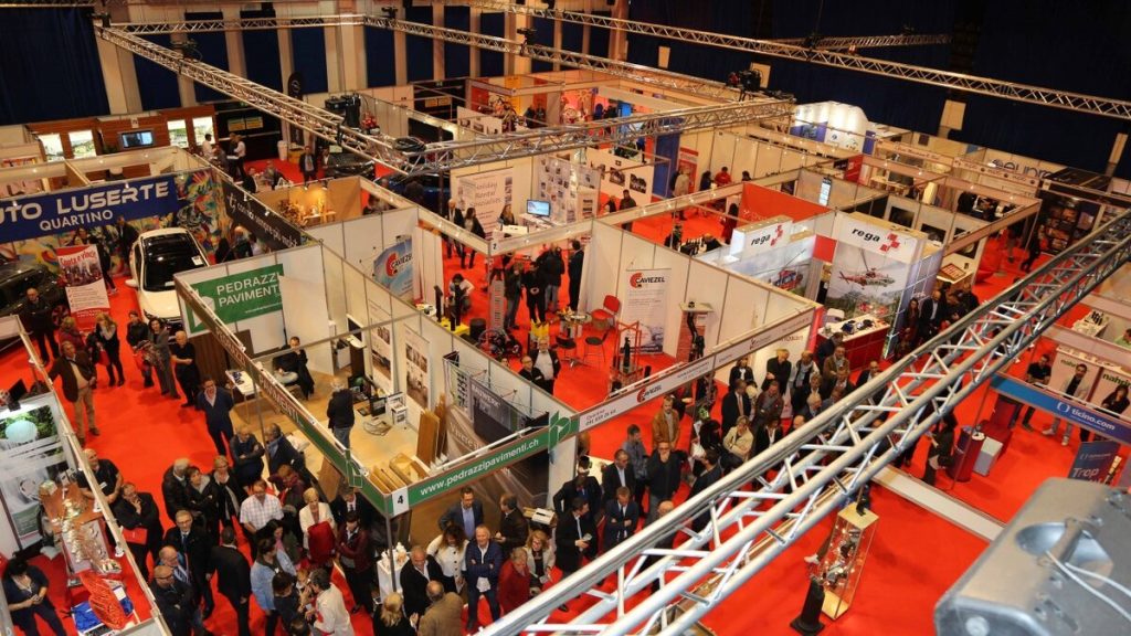 Vista dall'alto del padiglione di EspoVerbano con stand e visitatori al Palexpo FEVI di Locarno