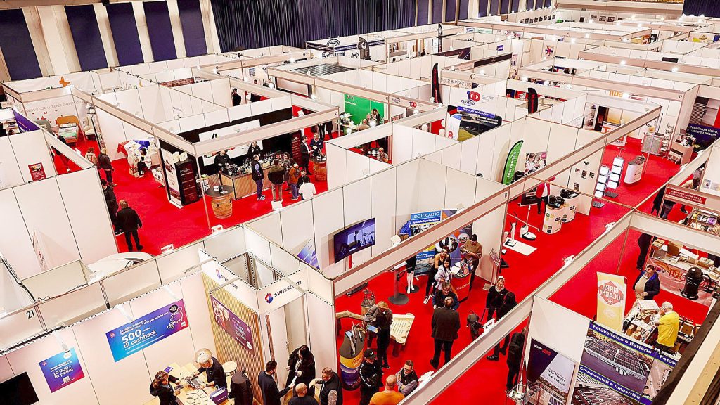Gli stand degli espositori e il pubblico di EspoVerbano sul tappeto rosso del Palexpo FEVI di Locarno