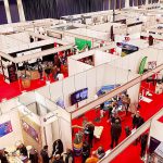 Gli stand degli espositori e il pubblico di EspoVerbano sul tappeto rosso del Palexpo FEVI di Locarno