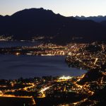 Locarno e il Lago Maggiore illuminati di sera, visti dalla montagna