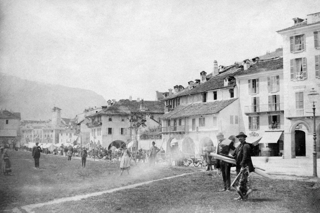 Locarno a fine Ottocento: giornata di mercato in Piazza Grande, con i portici e le bancarelle