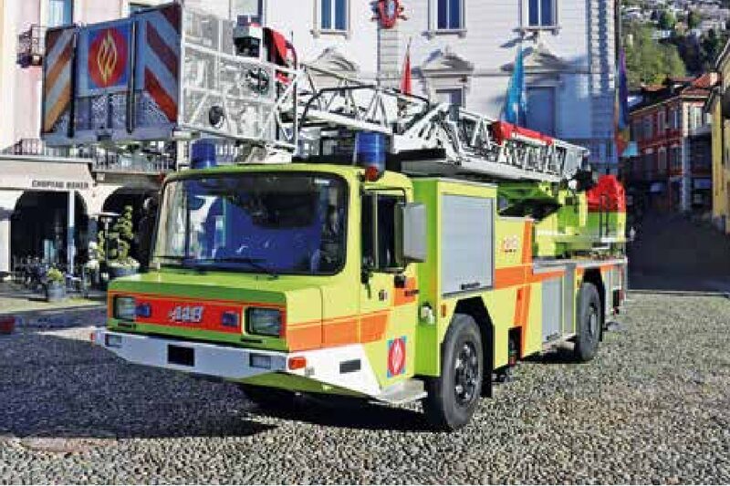 L'autoscala del Corpo civici pompieri di Locarno in Piazza Grande